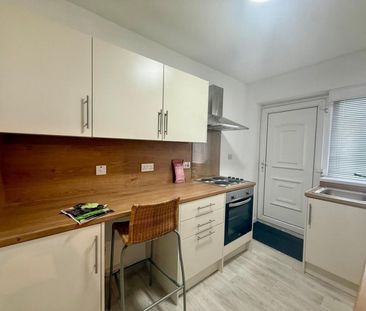 2 bedroom Flat To Let - Photo 2