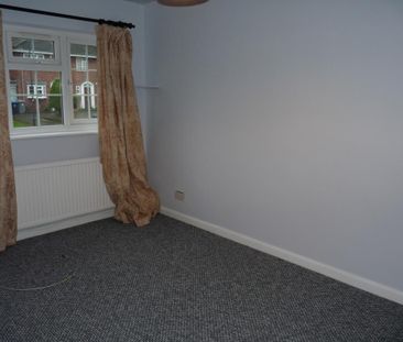 4 bedroom semi-detached house to rent - Photo 3