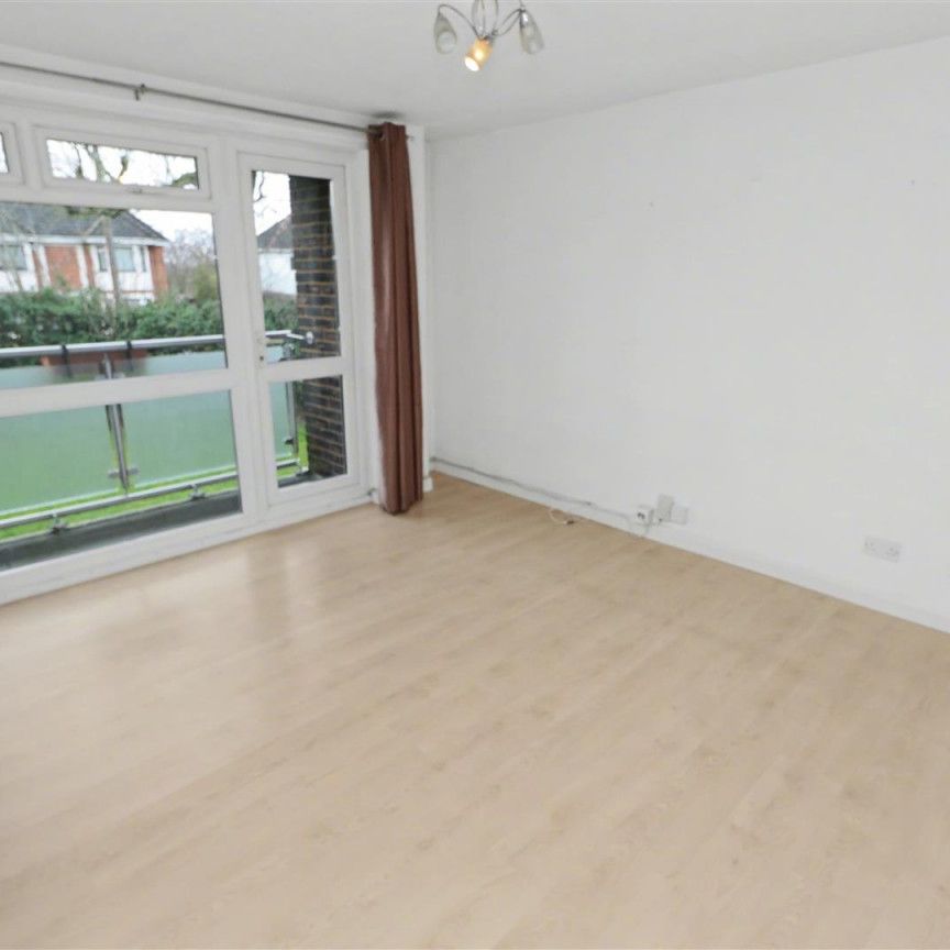 Red Road, Borehamwood - Photo 1