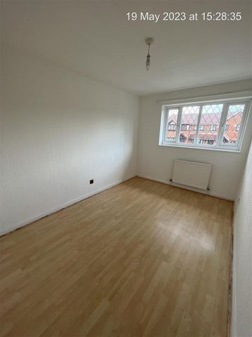 3 bedroom mews to rent - Photo 4