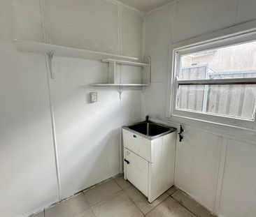 MODERN & RENOVATED 3 BEDROOM FAMILY HOME - Photo 5