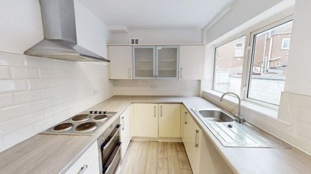 3 bedroom terraced house to rent - Photo 3