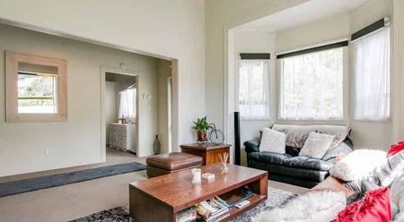 3BR Home Bluff Hill Central, Heatpump, Fireplace - Photo 2