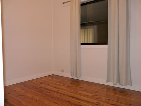 Three bedroom home with family yard - Photo 2