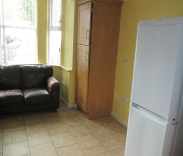 Great 3 Bedroom Apartment, 76A Rugby Avenue, Queens University Quar... - Photo 2