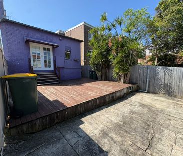 Spacious Three-Bedroom Home in the Heart of Maroubra - Photo 4