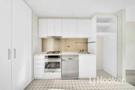 Modern Two-Bedroom Apartment with Spacious Balcony - Photo 2