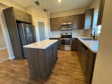 Gorgeous 3-Bed Townhouse in Aspen Lakes, Blackfalds!! - Photo 5