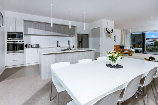 Fab spacious family home in great location with Double Garage!! - Photo 1