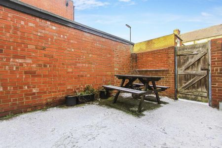 3 bedroom flat to rent - Photo 3