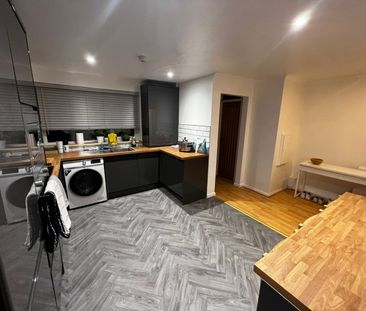 Room in a Shared Flat, Hanford Close, SW18 - Photo 3