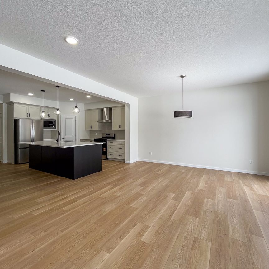 Brand New 3 Bed + Den | Muckleplum Way | Exclusive Amenities. - Photo 1