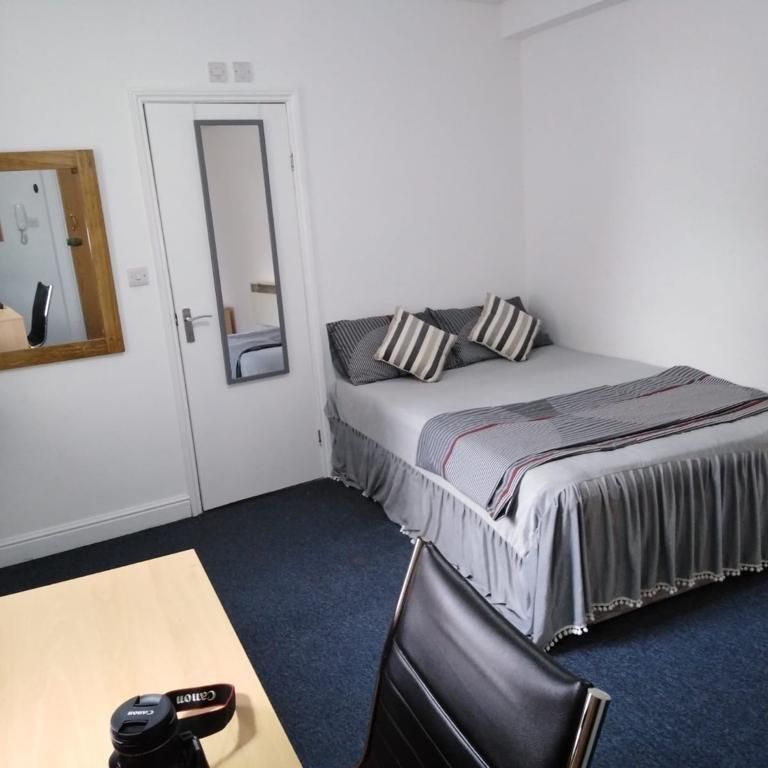4 bedroom private hall to rent - Photo 1