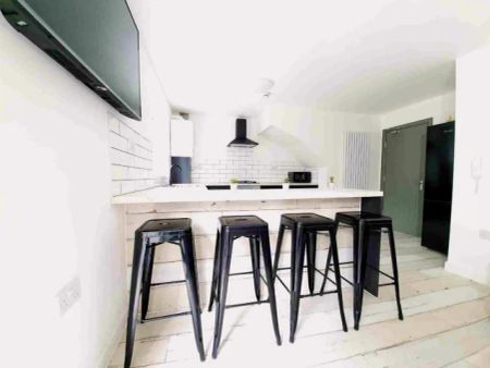 4 Beds 4 Baths - Photo 4