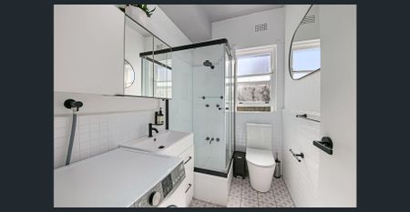 Stylish Two-Bedroom Apartment with Stunning Water Views - Photo 5