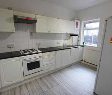 1 Bed Flat, Colvin Road, E6 - Photo 2