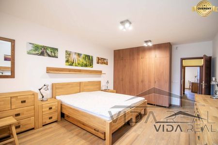Nadštandardný 4-izbový rodinný dom s garážou a veľkým pozemkom – Fotografia 4