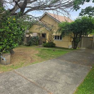Spacious 3-Bedroom Home with Large Backyard and Double Parking - Photo 3