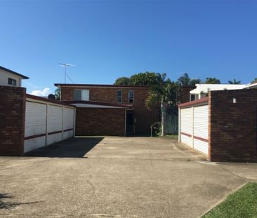 Ground Floor Two Bedroom Unit - Walk to Water - Photo 4