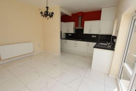 3 bedroom terraced house to rent - Photo 5