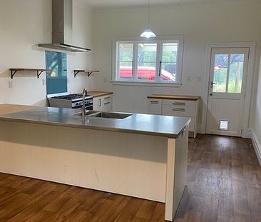 5 bedroom house in rural setting, move in ready - Photo 4