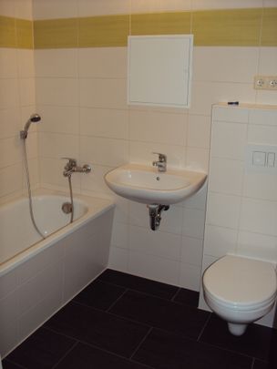 Geräumige 3-Raum-Wohnung mit Badewanne, großem Balkon und tollem Ausblick - Photo 1