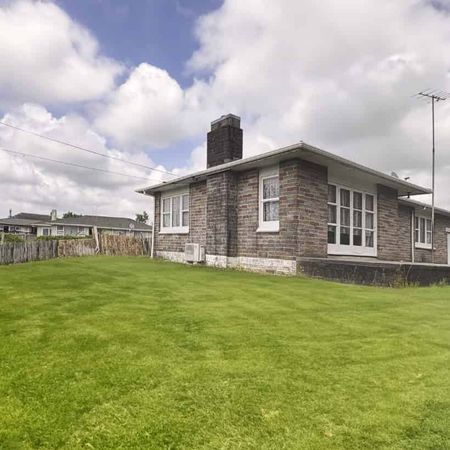 Spacious Three-Bedroom Family Home - Photo 4