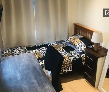 Great room in 3-bedroom apartment in Cabra, Dublin - Photo 6