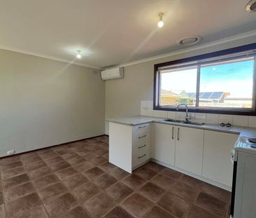 Comfortable 2-Bedroom Home with Garage - Photo 3