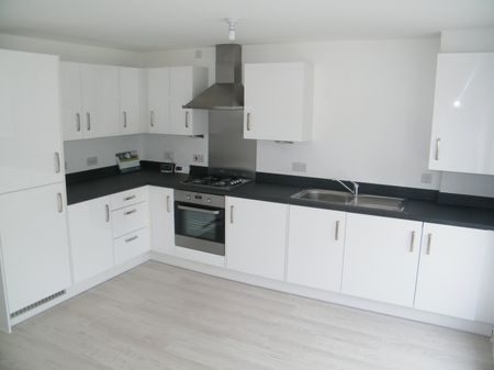 BASILDON - Photo 2