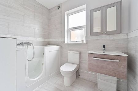 3 bedroom flat to rent - Photo 5