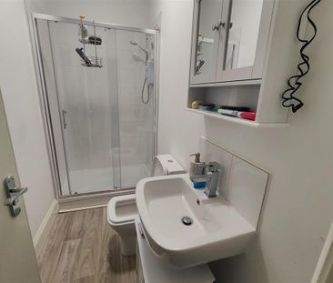 1 bedroom in a house share to rent - Photo 5