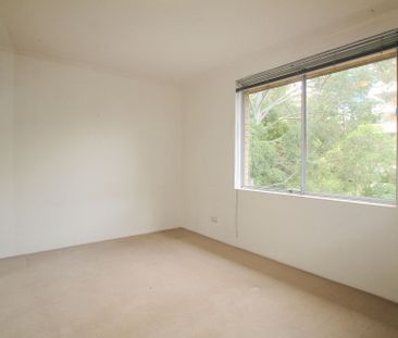 Spacious Apartment with Leafy Outlook ** Available 15/11/25 ** - Photo 3