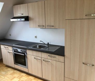 Schöne 2-Zimmer-Wohnung mit Küche, Balkon und Carportparkplatz - Foto 1