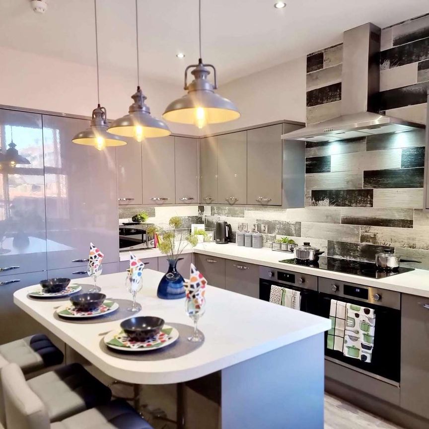 Choose your vibe from 6 incredible suites in this stunning new house share. 😎 Room 6 - Photo 1