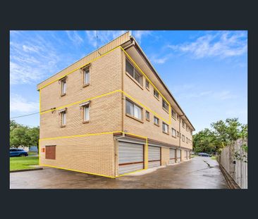Spacious unit with modern kitchen - Photo 2