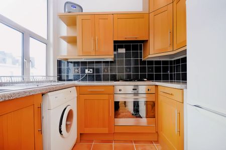 2 Bed 1 Bath, Top Floor Flat, 30 - Photo 5