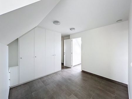 Recent duplexappartement, gelegen aan het Maes en Boereboomplein te Heist. - Photo 2