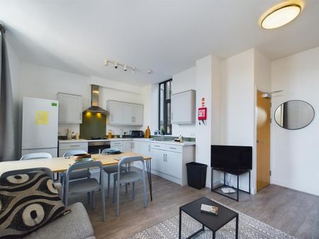 1 bedroom in a house share to rent - Photo 3