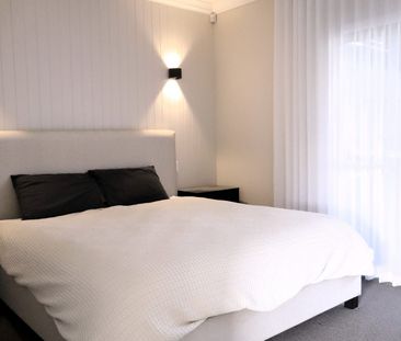 Low maintenance ease with modern flair - Photo 3