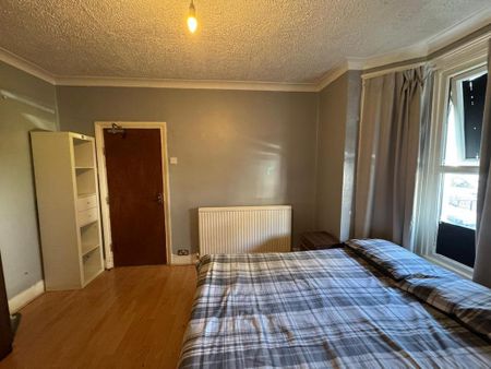 1 bedroom in a flat share to rent - Photo 2