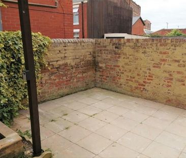 2 bedroom end of terrace house to rent - Photo 5