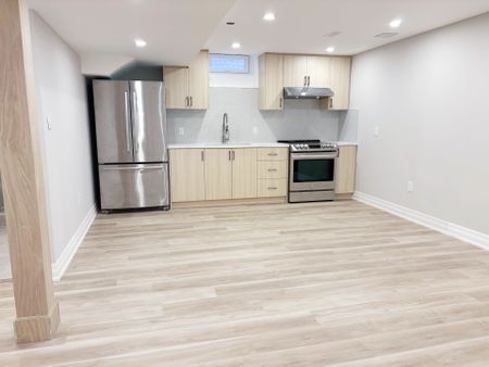 For Lease - 18 Halldorson Avenue, Aurora, Ontario - Photo 4