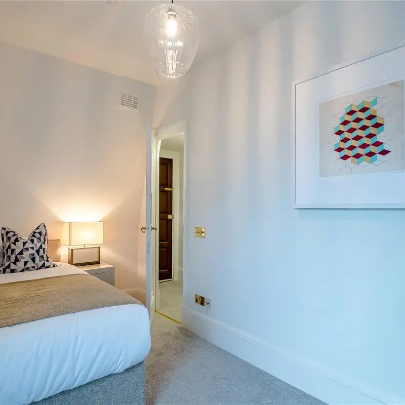 4 bedroom flat in 143 Park Road - Photo 1