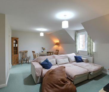 2 bedroom coach house to rent - Photo 1