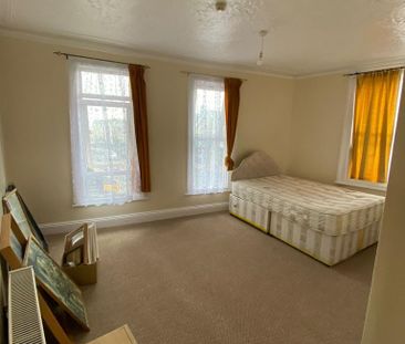 4 bedroom flat to rent - Photo 2