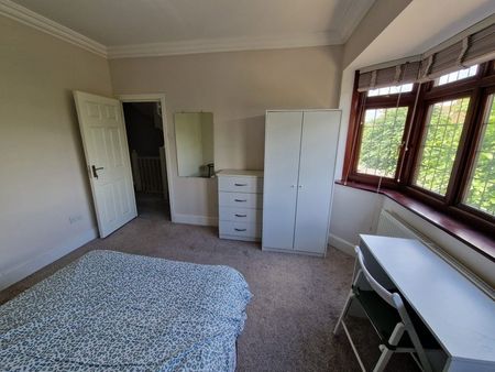Room in a Shared House, Suffolk Road, IG3 - Photo 2