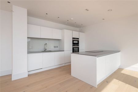 A wonderful ground floor, contemporary two bedroom, two bathroom, apartment with 1130 sq ft of accommodation, situated on the upper Lansdown slopes with private rear garden and off-street parking space. - Photo 3