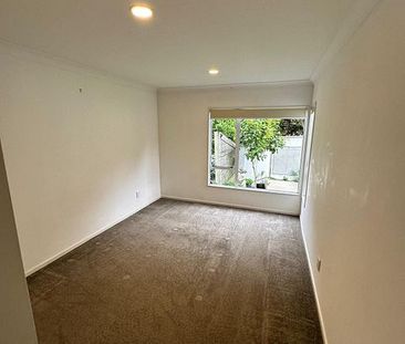 Charming 1BR Unit in Markham Place, utilities inc - Photo 3
