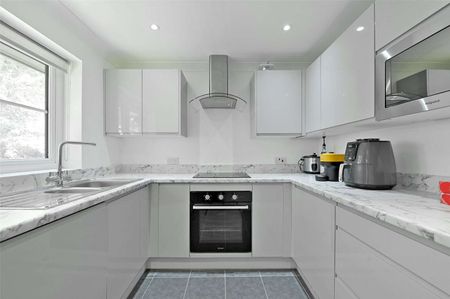 A bright and modern two bedroom first floor apartment with resident parking. - Photo 5